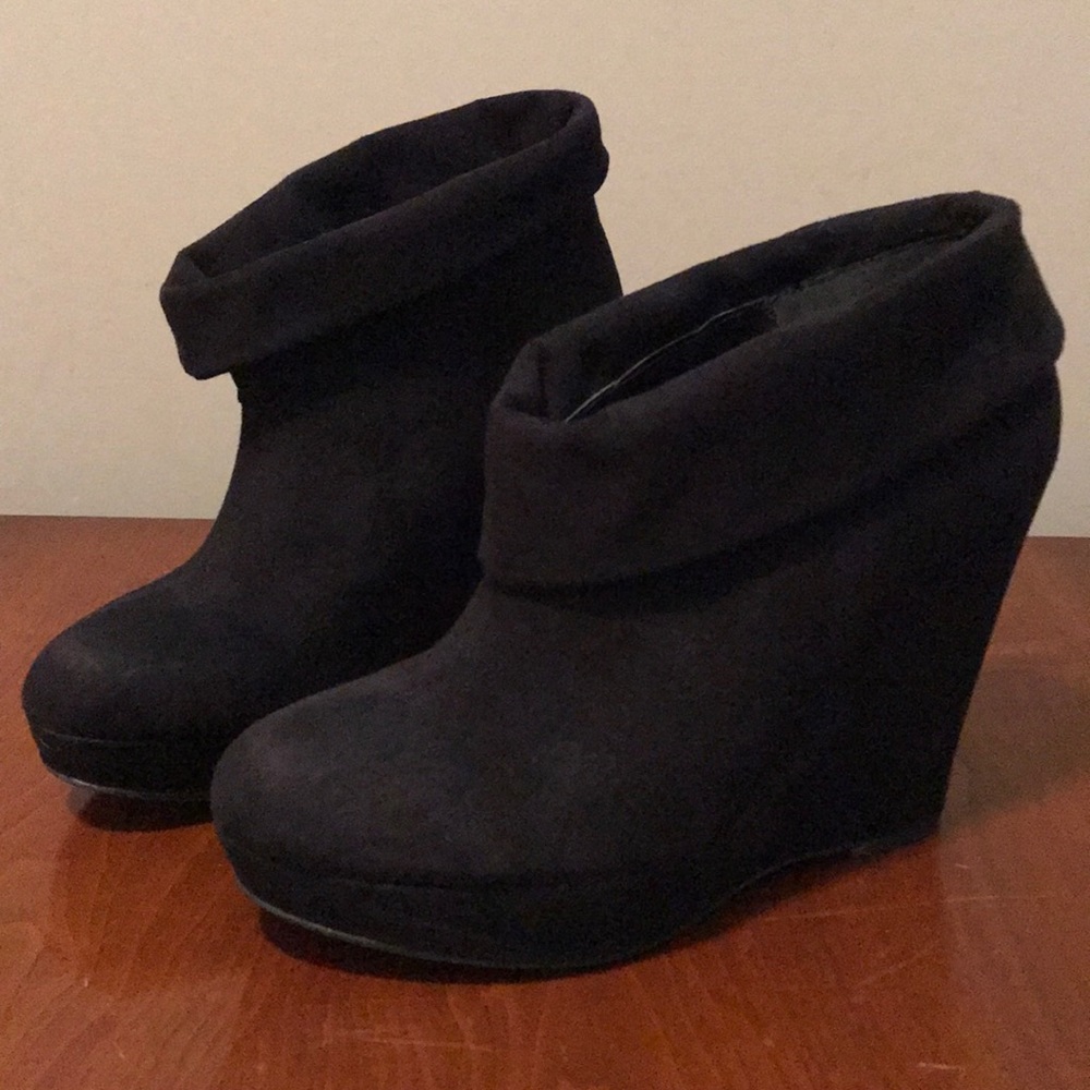 Black wedge suede booties
